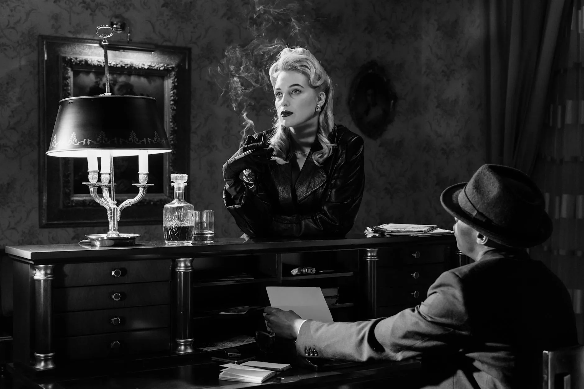 Detektyw i femme fatale w stylu noir w mrocznym, retro biurze