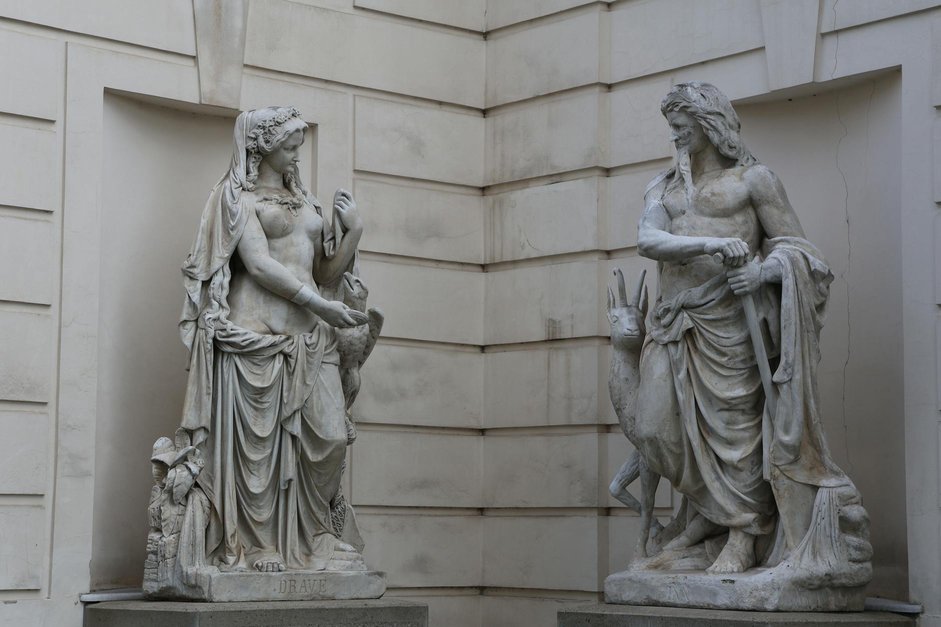 Klasyczne rzeźby na dziedzińcu w Wiedniu nawiązujące do historii