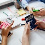 Matematyka i koncentracja: krótkie ćwiczenia przed lekcją Uczniowie liczą na kalkulatorach podczas lekcji matematyki w klasie