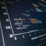 Zbliżenie cyfrowego wykresu z danymi o transmisji COVID-19