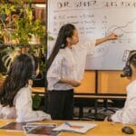 Co to znaczy, że funkcja jest rosnąca lub malejąca? Odpowiedź dla ucznia i nauczyciela Zespół w biurze omawia wyniki na tle białej tablicy z wykresami