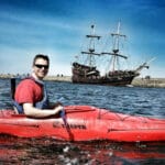 Kamizelka na kajak – dlaczego jest niezbędnym elementem wyposażenia każdego kajakarza?