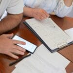 Planowanie budżetu domowego na miesiąc: proste metody dla każdego Starsze małżeństwo planuje domowy budżet, przeglądając rachunki