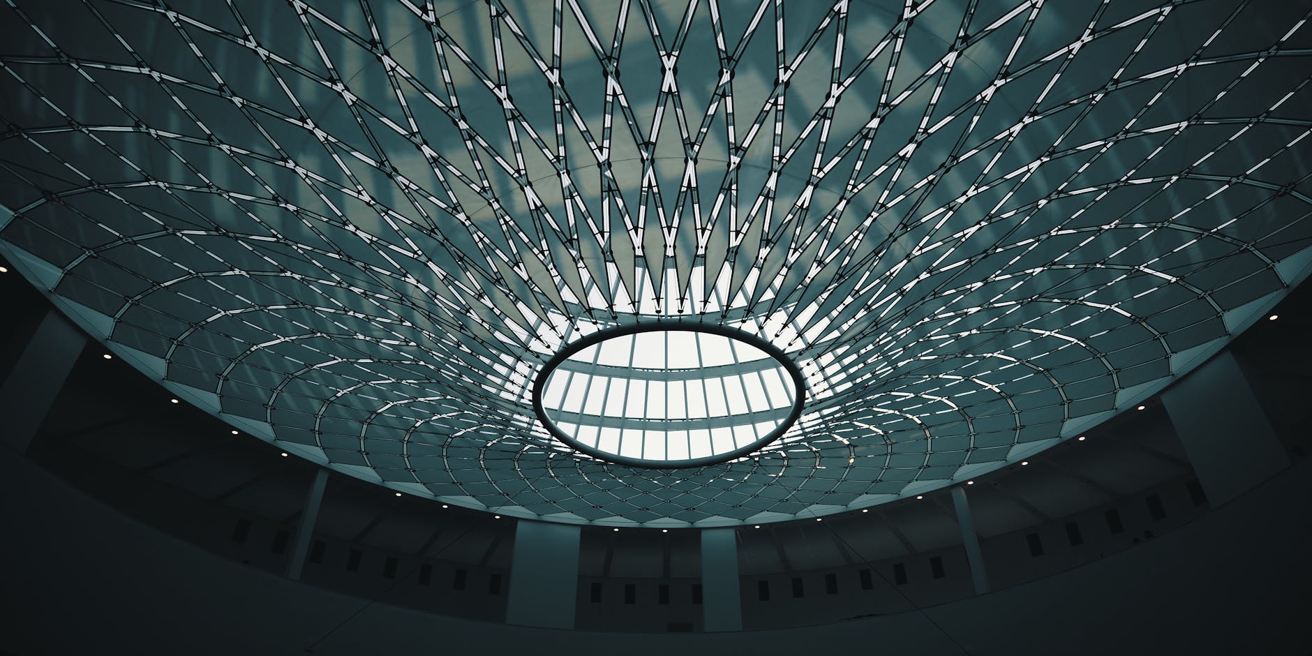 Nowoczesny sufit z geometrycznymi wzorami i świetlikiem