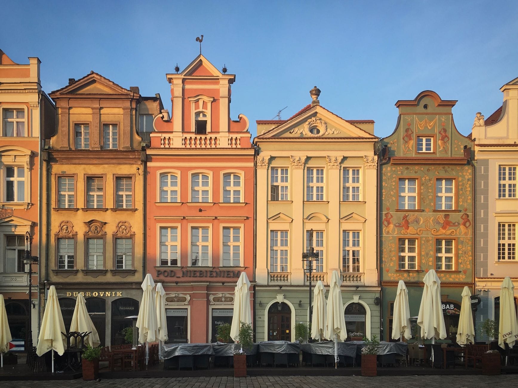 Kolorowe kamienice na poznańskim Starym Rynku w słoneczny dzień