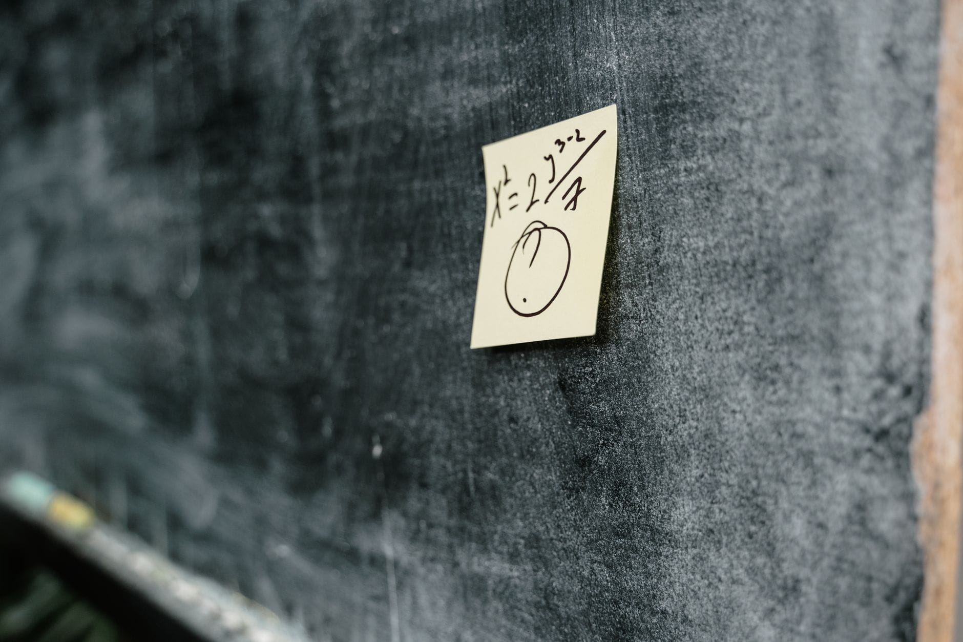 Tablica szkolna z karteczką samoprzylepną z odręcznym wzorem matematycznym