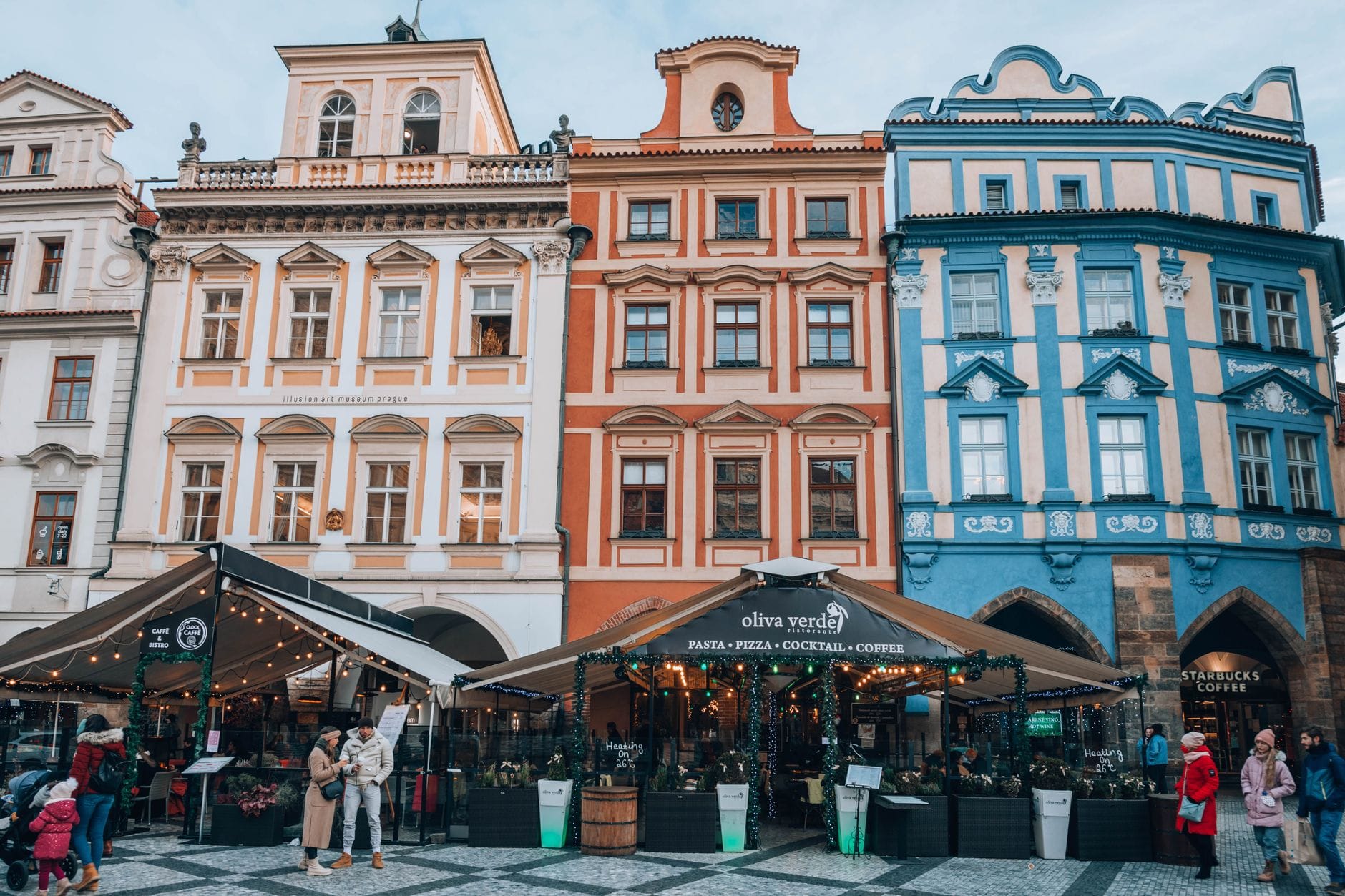 Urokliwa europejska uliczka z kolorowymi kamienicami i kafejkami pełnymi ludzi